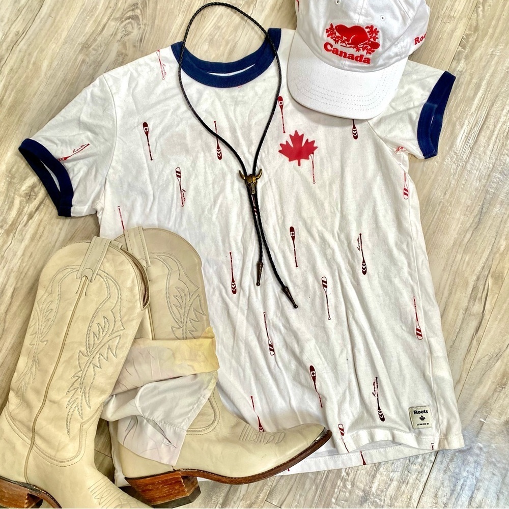 Roots CANADA Tshirt w maple 🍁 leaf & cabin cottage vibe - Picture 3 of 12